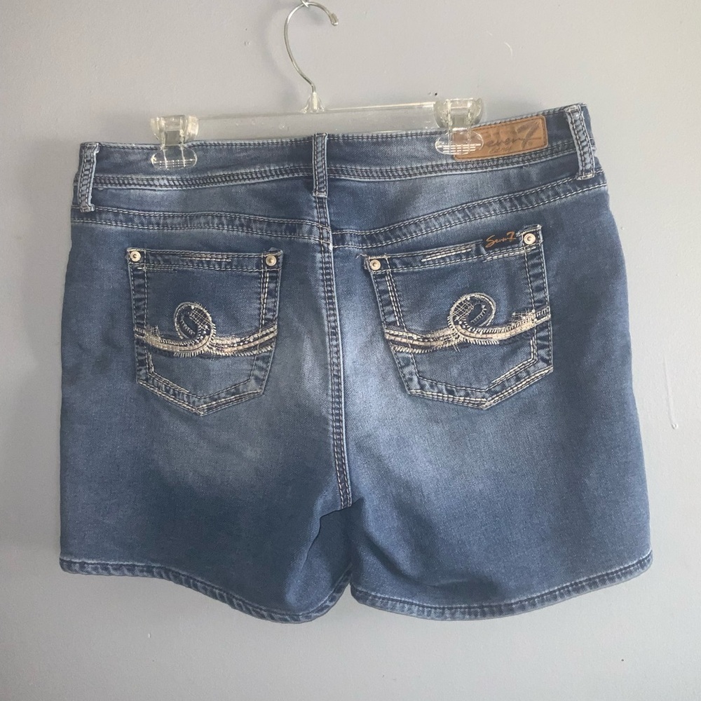 Seven7 Blue Faded Denim Mid Rise Straight Hem Shorts Size 14 - Picture 6 of 10